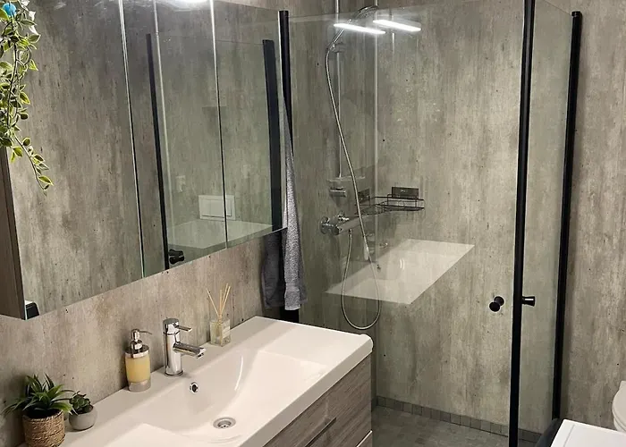 Modern - Balcony, Parking, Bbq